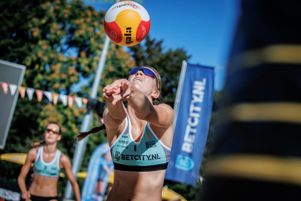 A beachvolley girl setting in Tilburg