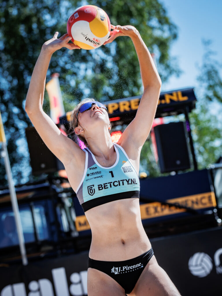 Foto of a beachvolley girl setting at the Queen of the Court in Tillburg.