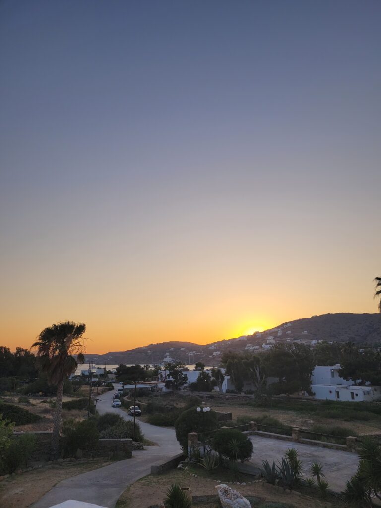 Sunset on Ios island with a vieuw on the city and the sea in the background.